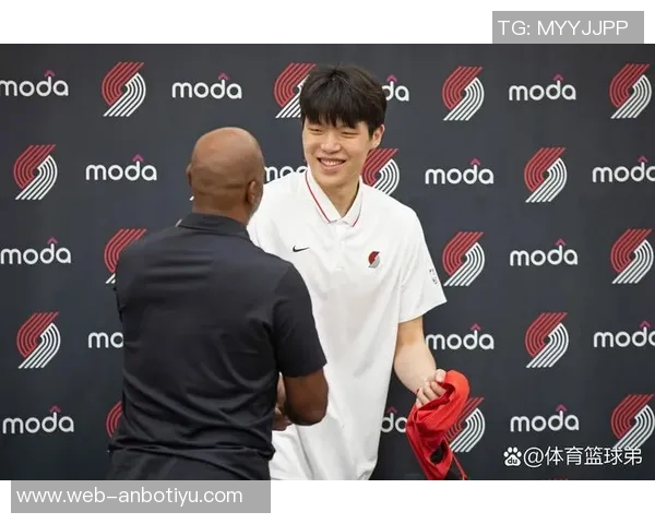 杨瀚森在垃圾时间表现亮眼抢下前场板并送出助攻但默契不足导致失误